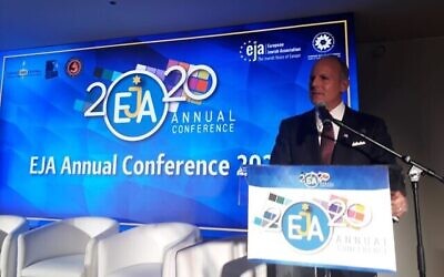 Elan Carr, l'envoyé spécial du Département d'Etat américain chargé de la surveillance et de la lutte contre l'antisémitisme, à la conférence annuelle de l'Association juive européenne à Paris le 24 février 2020. (Autorisation)