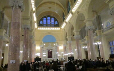 Des visiteurs se rassemblent à l'intérieur de la synagogue Eliyahu Hanavi récemment rénovée à Alexandrie, en Egypte, le 14 février 2020 (Autorisation)
