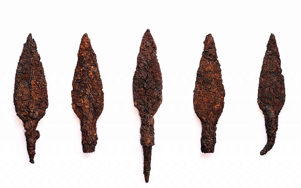 Des têtes de flèches du Premier Temple retrouvées à Tel Lachish, exposés au Armstrong Auditorium d'Edmond, Oklahoma, États-Unis, en juin 2018. (Autorisation : Autorité israélienne des Antiquités, photo : Reese Zoellner/Watch Jerusalem)