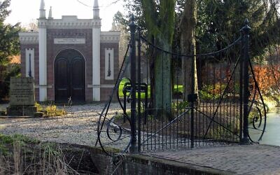 Le cimetière juif de Dordrecht, au Pas-Bas. (Crédit : Goodness Shamrock CC BY-SA/wikimedia)