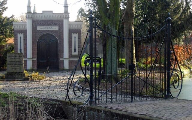 Le cimetière juif de Dordrecht, au Pas-Bas. (Crédit : Goodness Shamrock CC BY-SA/wikimedia)