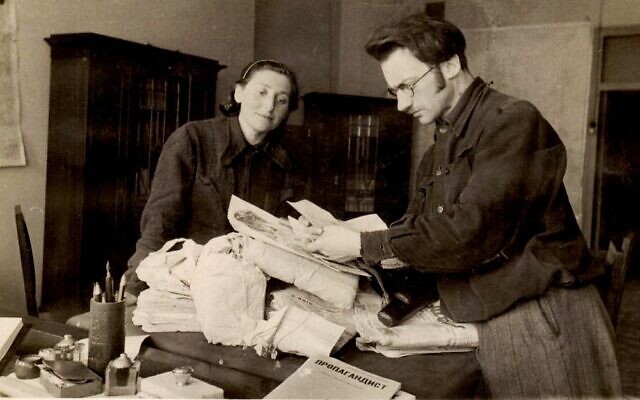 Le poète Avrom Sutzkever de la Brigade des Papiers, et sa femme, en 1944. (Crédit : Yad Vashem) Le poète Avrom Sutzkever de la Brigade des Papiers, et sa femme, en 1944. (Crédit : Yad Vashem)