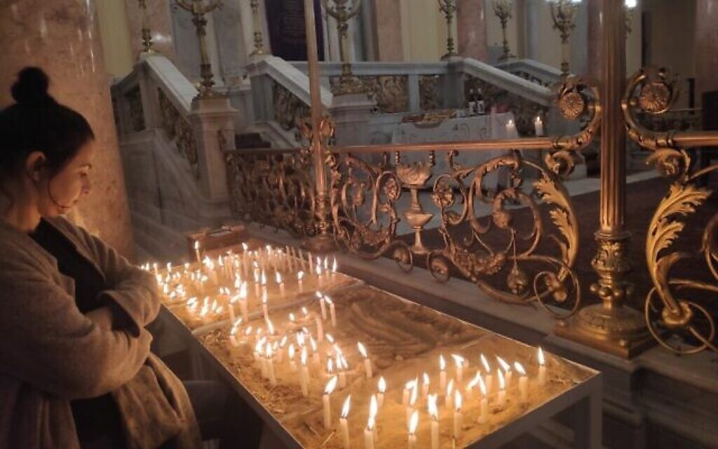 Une table avec des bougies à la synagogue Eliyahu Hanavi,à Alexandrie, en Egypte, le 14 février 2020 (Autorisation)