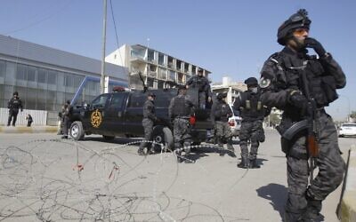 Image d'illustration : Des soldats des forces de sécurité irakiennes ferment une rue menant à la Zone verte de Bagdad, en Irak. (Crédit : AP) Image d'illustration : Des soldats des forces de sécurité irakiennes ferment une rue menant à la Zone verte de Bagdad, en Irak. (Crédit : AP)