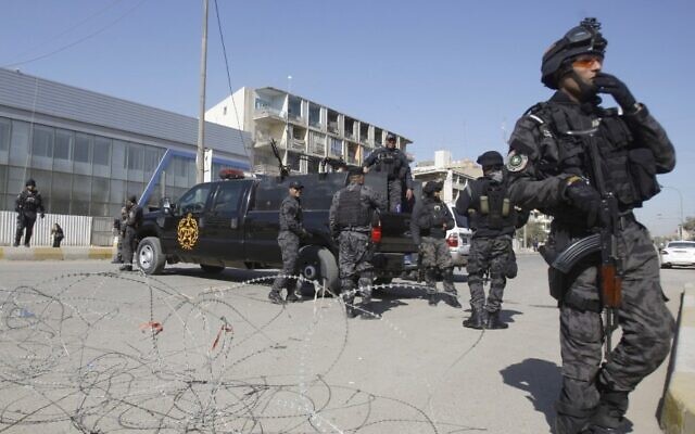 Image d'illustration : Des soldats des forces de sécurité irakiennes ferment une rue menant à la Zone verte de Bagdad, en Irak. (Crédit : AP)