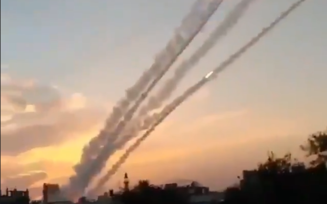 Des roquettes sont tirées depuis la bande de Gaza vers le sud d'Israël, le 23 février 2020. (Capture d'écran) Des roquettes sont tirées depuis la bande de Gaza vers le sud d'Israël, le 23 février 2020. (Capture d'écran)
