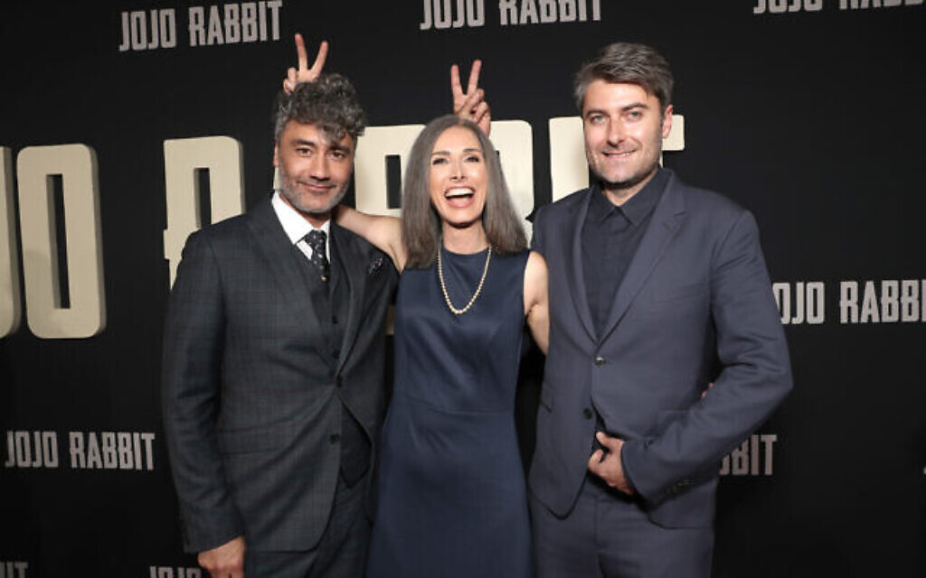 De gauche à droite, le réalisateur et acteur Taika Wititi, la romancière Christine Leunens,et le producteur Carthew Neal lors de la première de "Jojo rabbit" à Los Angeles (Crédit : Searchlight Pictures)