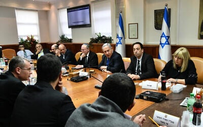 Le Premier ministre Benjamin Netanyahu, au centre, préside une réunion pour débattre de l'impact économique du coronavirus à Jérusalem, le 25 février 2020 (Crédit : Haim Zach/GPO)
