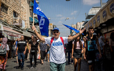 Des partisans du parti du Likud lors d'une tournée de campagne électorale à Jérusalem, le 13 septembre 2019 (Crédit :  Yonatan Sindel/Flash90)