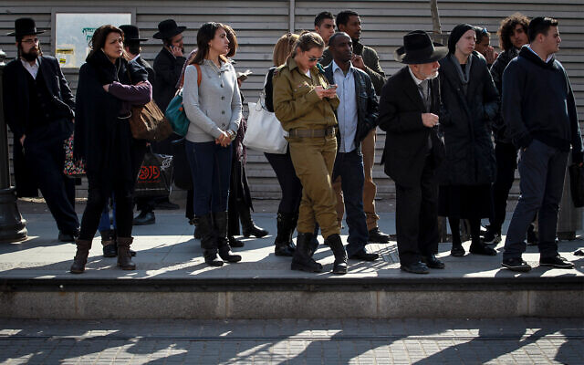 Des Israéliens attendent le tramway à Jérusalem, le 17 février 2014. (Hadas Parush/Flash90)