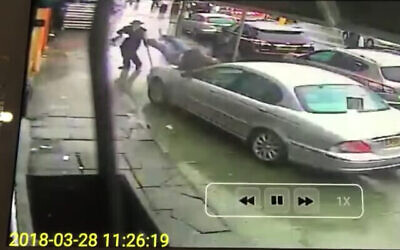 Un rabbin à bord d'une Jaguar renverse accidentellement deux piétons sur un trottoir de Londres, en mars 2018. (capture écran)