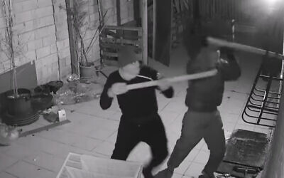 Des vandales masqués attaquent le domicile d'un témoin qui a témoigné contre le rabbin Eliezer Berland, un délinquant sexuel condamné et accusé de fraude. (Capture d'écran YouTube) Des vandales masqués attaquent le domicile d'un témoin qui a témoigné contre le rabbin Eliezer Berland, un délinquant sexuel condamné et accusé de fraude. (Capture d'écran YouTube)