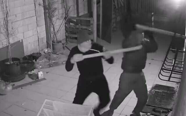 Des vandales masqués attaquent le domicile d'un témoin qui a témoigné contre le rabbin Eliezer Berland, un délinquant sexuel condamné et accusé de fraude. (Capture d'écran YouTube) Des vandales masqués attaquent le domicile d'un témoin qui a témoigné contre le rabbin Eliezer Berland, un délinquant sexuel condamné et accusé de fraude. (Capture d'écran YouTube)