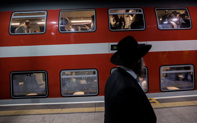 Passagers à la gare Yitzhak Navon de Jérusalem, le 18 décembre 2019. (Yonatan Sindel/Flash90)