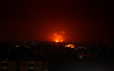Une frappe israélienne à Gaza City dans la matinée de lundi, le 24 février 2020 (Crédit :AP Photo/Adel Hana) Une frappe israélienne à Gaza City dans la matinée de lundi, le 24 février 2020 (Crédit :AP Photo/Adel Hana)
