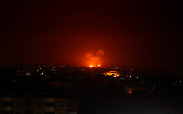 Une frappe israélienne à Gaza City dans la matinée de lundi, le 24 février 2020 (Crédit :AP Photo/Adel Hana) Une frappe israélienne à Gaza City dans la matinée de lundi, le 24 février 2020 (Crédit :AP Photo/Adel Hana)