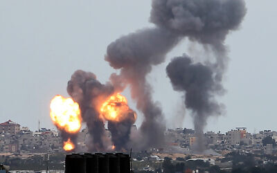 Attaques aériennes israéliennes à Khan Younès, au sud de Gaza, le 24 février 2020. (Abed Rahim Khatib/Flash90)