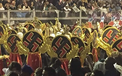 Des danseurs dans l'immense défilé de carnaval de Sao Paulo portaient des croix gammées (Capture d'écran/Globo TV via JTA) Des danseurs dans l'immense défilé de carnaval de Sao Paulo portaient des croix gammées (Capture d'écran/Globo TV via JTA)