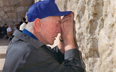 L'acteur américain Kirk Douglas prie au mur Occidental de Jérusalem, le 17 juillet 2000. (Menahem KAHANA/AFP)