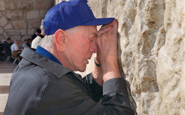 L'acteur américain Kirk Douglas prie au mur Occidental de Jérusalem, le 17 juillet 2000. (Menahem KAHANA/AFP)