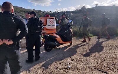 Les médecins et les forces de sécurité sur le site d'une fusillade le long de l'autoroute à l'extérieur de l'implantation de Dolev, dans le centre de la Cisjordanie, le 6 février 2020. (Crédit : Hatzalah United) Les médecins et les forces de sécurité sur le site d'une fusillade le long de l'autoroute à l'extérieur de l'implantation de Dolev, dans le centre de la Cisjordanie, le 6 février 2020. (Crédit : Hatzalah United)