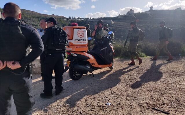 Les médecins et les forces de sécurité sur le site d'une fusillade le long de l'autoroute à l'extérieur de l'implantation de Dolev, dans le centre de la Cisjordanie, le 6 février 2020. (Crédit : Hatzalah United)