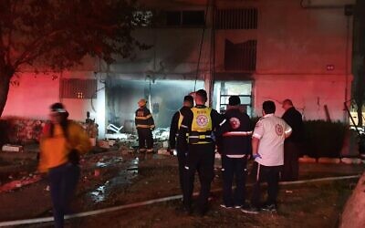 Les premiers secours sur la scène d'une explosion apparemment due à une bouteille de gaz à Ashdod, le 19 février 2020 (Crédit : MDA)