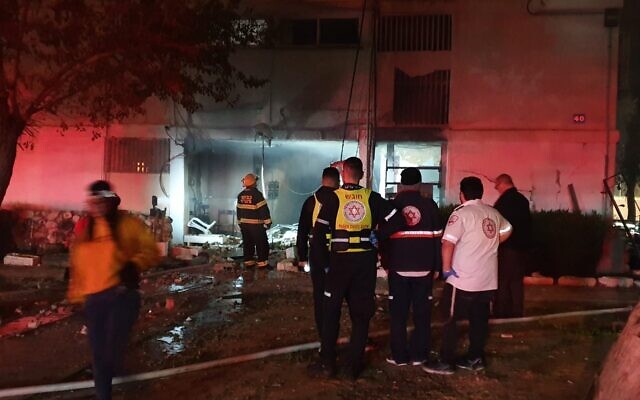 Les premiers secours sur la scène d'une explosion apparemment due à une bouteille de gaz à Ashdod, le 19 février 2020 (Crédit : MDA) Les premiers secours sur la scène d'une explosion apparemment due à une bouteille de gaz à Ashdod, le 19 février 2020 (Crédit : MDA)