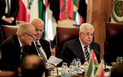 Le président de l'Autorité palestinienne Mahmoud Abbas (droite) et le Secrétaire général de l'Organisation de Libération de la Palestine Saeb Erekat (centre) observent le Secrétaire général de la Ligue arabe Ahmed Aboul Gheit (gauche) lire un communiqué lors d'une réunion d'urgence la la Ligue arabe pour discuter du plan de paix pour le Moyen Orient dévoilé par l'administration Trump, au quartier général de la ligue dans la capitale égyptienne du Caire, le 1 février 2020. (Khaled DESOUKI / AFP)