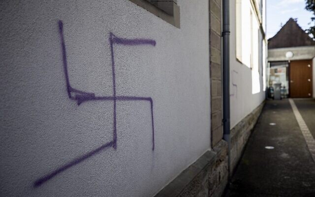 Une croix gammée est taguée sur le mure extérieur d'une ancienne synagogue à Mommenheim, dans l'est de la France, le 4 mars 2019. (AP Photo/Jean-Francois Badias) Une croix gammée est taguée sur le mure extérieur d'une ancienne synagogue à Mommenheim, dans l'est de la France, le 4 mars 2019. (AP Photo/Jean-Francois Badias)