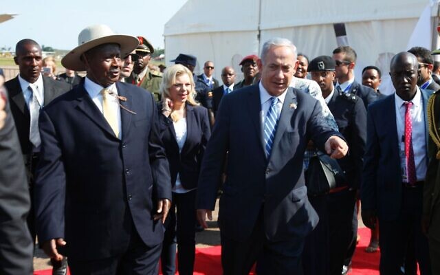 Le Premier ministre Benjamin Netanyahu, (à droite), est accueilli par le président ougandais, Yoweri Museveni, à son arrivée à l'aéroport Entebbe en Ouganda, le lundi 4 juillet 2016. (AP Photo/Stephen Wandera)