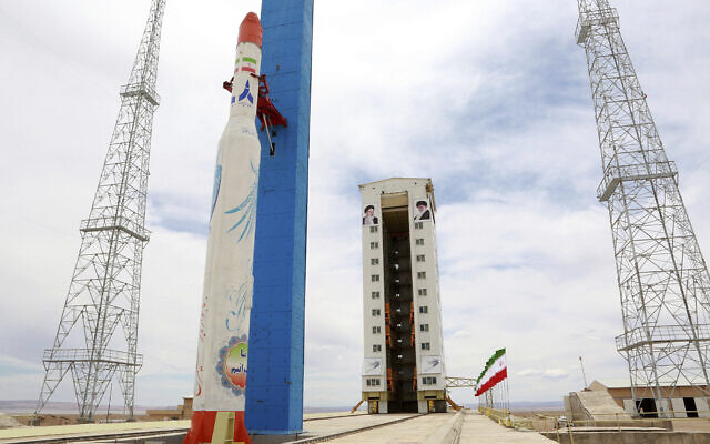 Cette photographie publiée par le site officiel du ministère iranien de la Défense le jeudi 27 juillet 2017 montre le lanceur Simorgh capable de transporter un satellite au centre spatial national Imam Khomeini dans un endroit tenu secret en Iran. (Ministère iranien de la Défense via AP) Cette photographie publiée par le site officiel du ministère iranien de la Défense le jeudi 27 juillet 2017 montre le lanceur Simorgh capable de transporter un satellite au centre spatial national Imam Khomeini dans un endroit tenu secret en Iran. (Ministère iranien de la Défense via AP)
