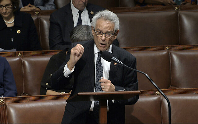 L'élu Alan Lowenthal, Démocrate de Californie, intervient alors que la Chambre des Représentants débat les articles d'impeachment contre le président Donald Trump au Capitol à Washington, le mercredi 18 décembre 2019. (Télévision de la Chambre via AP)