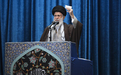 Le Guide suprême iranien l'Ayatollah Ali Khamenei fait son sermon lors des prières de vendredi à la grande mosquée Imam Khomeini à Téhéran, en Iran, le 17 janvier 2020. (Bureau du Guide suprême iranien via AP)