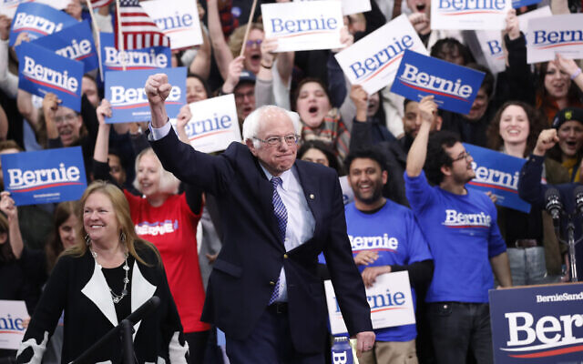 Le sénateur du Vermont Bernie Sanders, candidat à l'investiture présidentielle démocrate, arrive avec sa femme Jane O'Meara Sanders pour parler devant des militants lors de la première soirée électorale à Manchester dans le New Hampshire, le mardi 11 février 2020. (AP Photo/Pablo Martinez Monsivais) Le sénateur du Vermont Bernie Sanders, candidat à l'investiture présidentielle démocrate, arrive avec sa femme Jane O'Meara Sanders pour parler devant des militants lors de la première soirée électorale à Manchester dans le New Hampshire, le mardi 11 février 2020. (AP Photo/Pablo Martinez Monsivais)