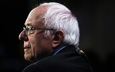 Le sénateur Bernie Sanders, candidat à l'investiture présidentielle Démocrate, parle à des journalistes après un débat pour la primaire présidentielle Démocrate, le mardi 25 février 2020 à Charleston, en Caroline du Sud. (AP Photo/Matt Rourke)