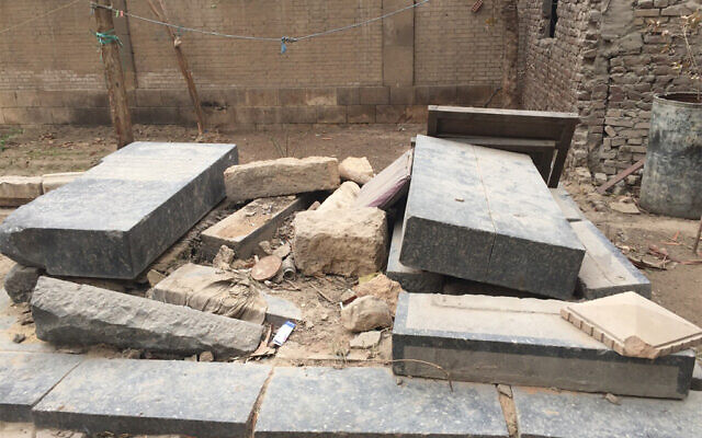Des tombes dans le cimetière juif historique du quartier de Bassatine au Caire. (Crédit)
