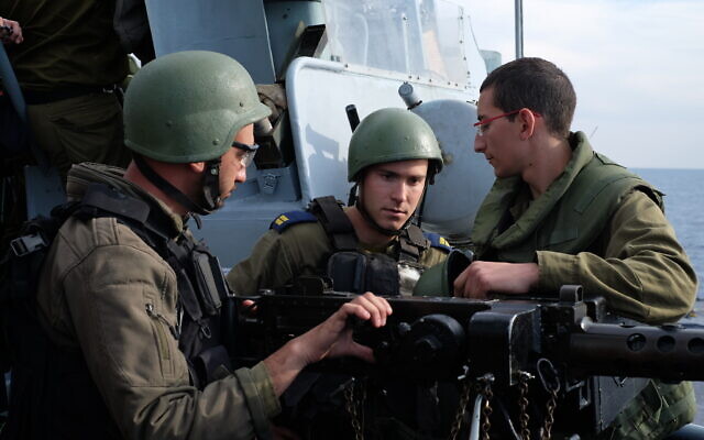 Des marins israéliens se préparent à tirer avec une mitrailleuse lors d'un exercice de la marine au large de la côte nord de la ville israélienne d'Haïfa, le 3 février 2020. (Judah Ari Gross/Times of Israël) Des marins israéliens se préparent à tirer avec une mitrailleuse lors d'un exercice de la marine au large de la côte nord de la ville israélienne d'Haïfa, le 3 février 2020. (Judah Ari Gross/Times of Israël)