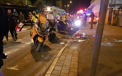 Des secouristes sur la scène de l'attaque à la voiture bélier à Jérusalem le 6 février 2020. (Crédit : MDA)