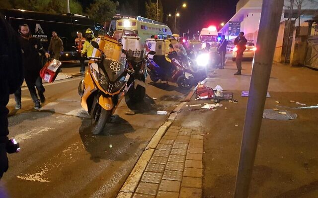 Des secouristes sur la scène de l'attaque à la voiture bélier à Jérusalem le 6 février 2020. (Crédit : MDA) Des secouristes sur la scène de l'attaque à la voiture bélier à Jérusalem le 6 février 2020. (Crédit : MDA)