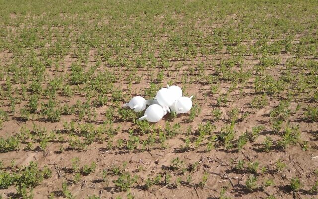 Un engin explosif suspecté attaché à des gants en latex gonflés a été lancé depuis Gaza, le 5 février 2020. (Crédit : police israélienne) Un engin explosif suspecté attaché à des gants en latex gonflés a été lancé depuis Gaza, le 5 février 2020. (Crédit : police israélienne)