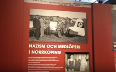 Une exposition sur le nazisme dans le musée de la ville de Norrköping en Suède. Un sac orné d'une Etoile de David et de la littérature antisémite ont été retrouvés devant le musée pour la Journée internationale du souvenir de la Shoah. 
(Capture d'écran : Sveriges Television)
