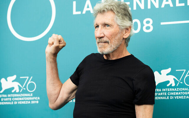 Roger Waters prend la pose pour les photographes pour le film "Roger Waters Us + Them" à la 76ème édition du Festival du Film de Venise en Italie, le 6 septembre 2019. (Arthur Mola/Invision/AP) Roger Waters prend la pose pour les photographes pour le film "Roger Waters Us + Them" à la 76ème édition du Festival du Film de Venise en Italie, le 6 septembre 2019. (Arthur Mola/Invision/AP)