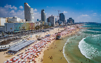 Vue aérienne de la plage de Tel Aviv. (Crédit : Municipalité Tel Aviv Yafo, Barak Brinker)