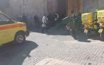 Des urgentistes arrivent sur la scène de l'attaque qui s'est produire dans la Vieille Ville de Jérusalem, le 6 février 2020. (Crédit photo : Magen David Adom) Des urgentistes arrivent sur la scène de l'attaque qui s'est produire dans la Vieille Ville de Jérusalem, le 6 février 2020. (Crédit photo : Magen David Adom)