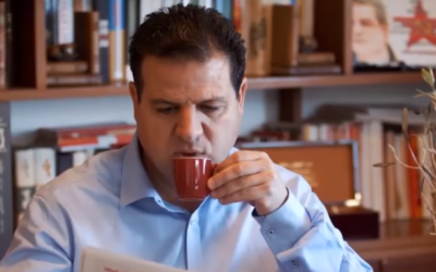 L'élu de la Liste arabe unie Ayman Odeh en train de boire du café dans une campagne de pub du Likud. (Capture d'écran vidéo) L'élu de la Liste arabe unie Ayman Odeh en train de boire du café dans une campagne de pub du Likud. (Capture d'écran vidéo)