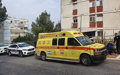 Les services d'urgence devant un bâtiment à Afula où une mère et sa fille ont été retrouvées mortes, 18 février 2020. (Crédit : Magen David Adom)