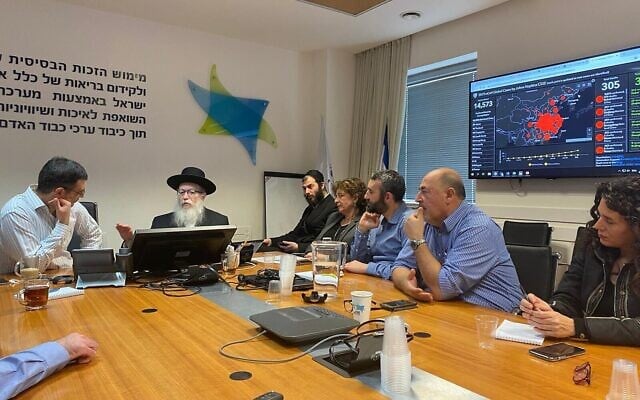 Le ministre de la Santé Yaakov Litzman (2G) et des responsables du ministère de la Santé lors d'une réunion sur la menace du coronavirus chinois, au ministère de la Santé à Jérusalem, le 2 février 2020. (Ministère de la santé/Autorisation) Le ministre de la Santé Yaakov Litzman (2G) et des responsables du ministère de la Santé lors d'une réunion sur la menace du coronavirus chinois, au ministère de la Santé à Jérusalem, le 2 février 2020. (Ministère de la santé/Autorisation)