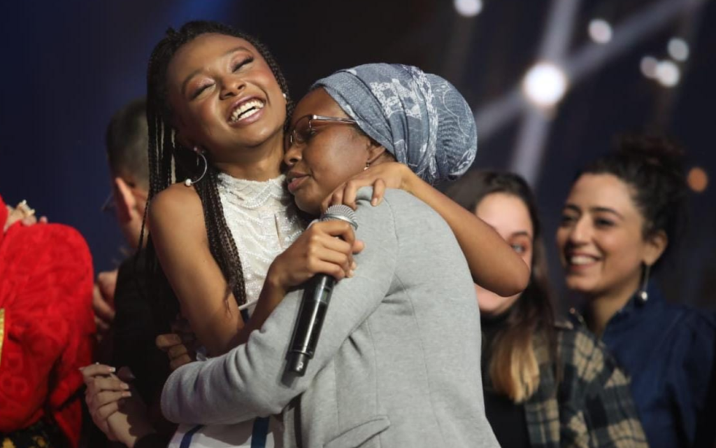 Eden Alene et sa mère Zehava Varkanesh, après l'annonce de sa victoire dans l'émission "Nouvelle Star", ce qui fait d'elle la candidate d'Israël pour l'Eurovision 2020. (Autorisation : HaKochav Haba) Eden Alene et sa mère Zehava Varkanesh, après l'annonce de sa victoire dans l'émission "Nouvelle Star", ce qui fait d'elle la candidate d'Israël pour l'Eurovision 2020. (Autorisation : HaKochav Haba)