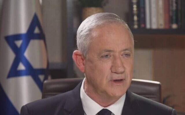 Le dirigeant de Kakhol lavan, Benny Gantz, donne une interview à la télévision, le 15 février 2020. (Capture d'écran / Douzième chaîne)